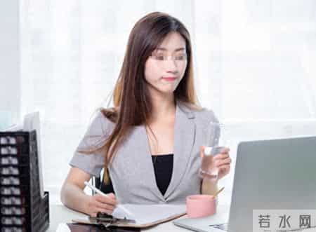 医生：服用维生素b12+叶酸的人，身体出现这三个症状必须停药