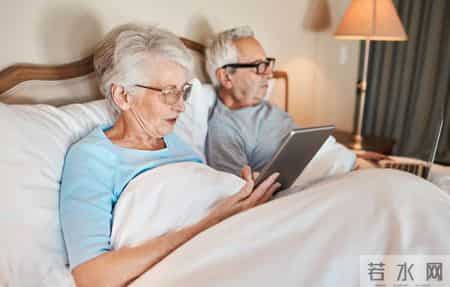 早睡早起是不对的？医生劝告：过了70岁，睡觉最好遵循这几点