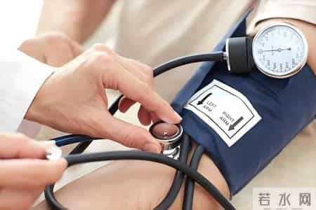 医生告诫：最能加重高血压的行为，不是喝酒！而是经常去吃这3样