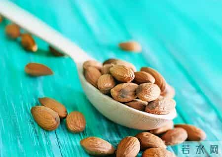 医生发现：老年人若经常吃稀饭，用不了多久，身体或有这3种变化