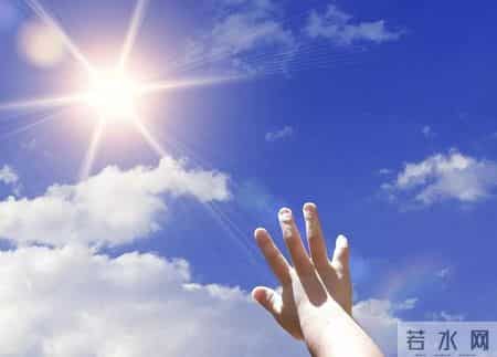 晒太阳补钙是假的？骨科医生：人老了想补钙，这5事比晒太阳重要