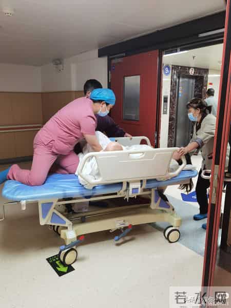 太离谱，手指被当脐带剪断！新生儿脸涨红哭得撕心裂肺，好心疼