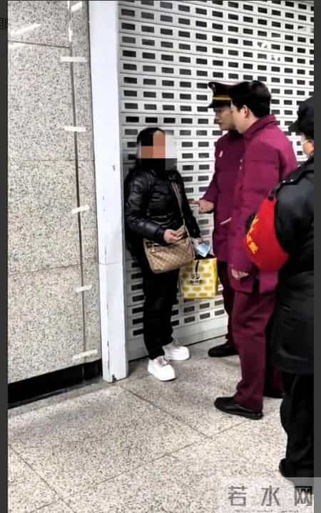武汉一女子冒用老年卡坐地铁：乘车超100次，金额达千元 网友热议