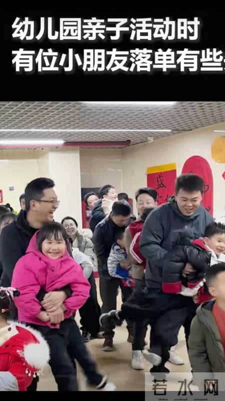 贵阳幼儿园暖心一幕！家长“一抱俩”，这善意托举暖哭全网