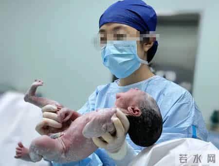 疼死了！新生儿被剪断手指紧急转院，暂不谈赔偿，家属发声太揪心