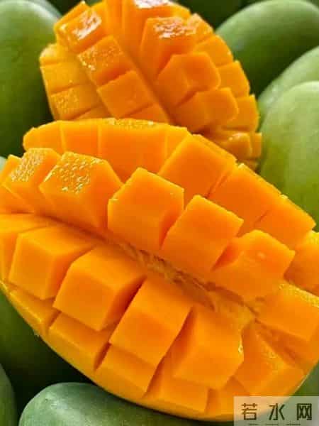 男子一口气“炫”了2斤芒果，连续4天无法正常排便，且伴有剧烈的牙龈肿痛！医生：高糖、高热量水果不能贪多