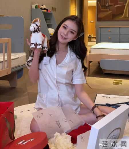 马筱梅孕期三大争议：孕 8 月肚小 睡到下午 1 顿 10 菜，摆拍痕迹太明显