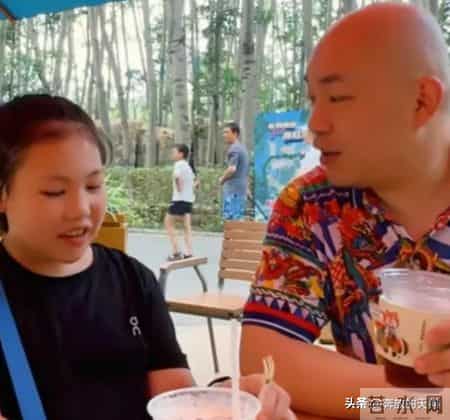 赵本山爱徒程野带妻女游北京野生动物园 妻子颜值吸睛 女儿像爸了