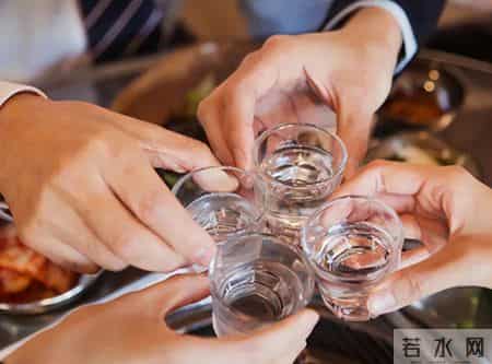 40岁男子嗓子疼，4天后呕血死亡，死亡原因让人直呼：真没想到