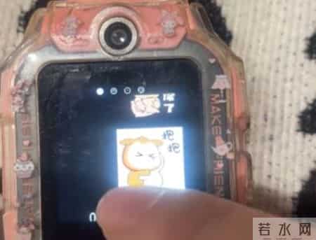 妈妈打开女儿电话手表，满屏都是“想你了”，瞬间泪目......