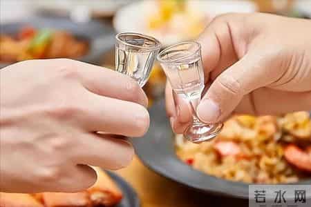 酒瘾再大也得戒！医生调查提醒：身体有这5种表现，最好把酒戒了