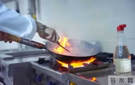 以为骨质疏松，结果是肺癌！这3种腿部表现，可能是肺在“求救”