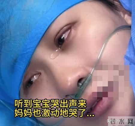 孩子出生后不哭不闹，医生忙到满头汗，妈妈一句话看破真相…