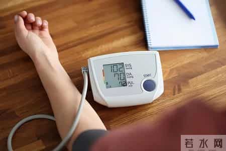 60岁大爷晕倒家中，医生提醒：坦索罗辛不可和这3种药搭配