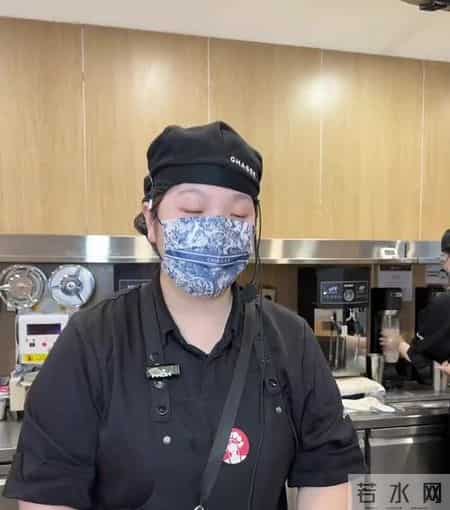 热搜炸！霸王茶姬店员摆拍徒手弄奶茶，停业辞退管理层降职