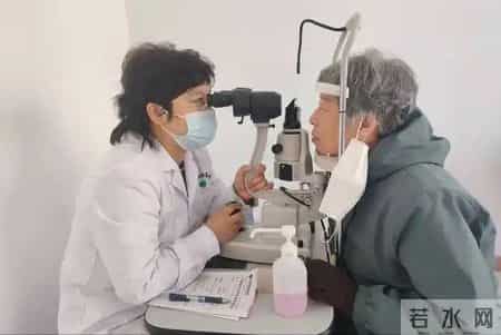 老年人眼睛越来越模糊？医生：或是4种疾病的讯号，别以为是老了