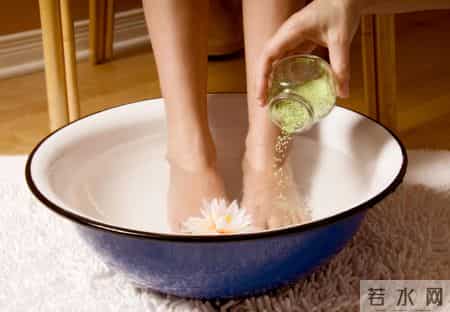 一66岁大妈喜欢睡前泡脚，不久脑梗去世，医生怒斥：太无知了