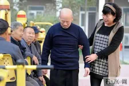 晚年独居，备好这3样“救命物”，比子女在身边还安心