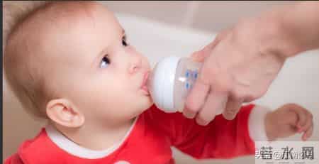 知名奶粉爆雷，含致病菌隐患威胁孩子健康，很多家庭仍在使用