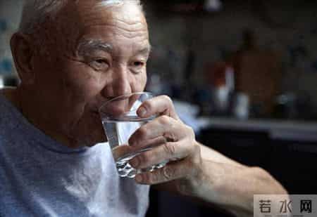 白酒再次成为关注中心！医生发现：冠心病喝白酒时，多留意5点！