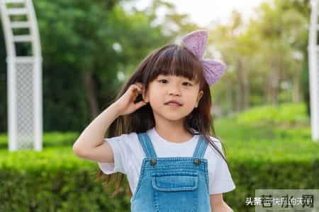 “就是穷”，被小姨“咒骂”没规矩。网友“下次藏在被窝里”！