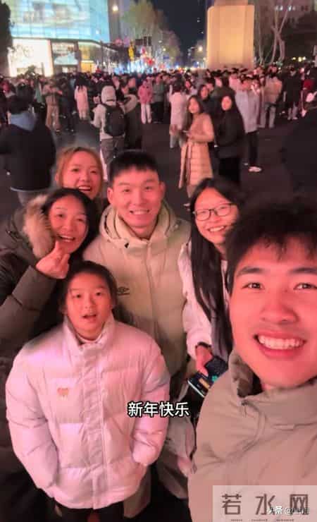 谢浩男妹妹提及未来规划，小妹只想待在妈妈身边，三人送爱心早餐