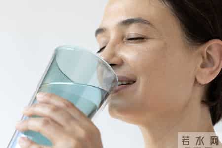 人有没有肾病，看喝水就知？医生：有肾病的人，喝水多会有5异常