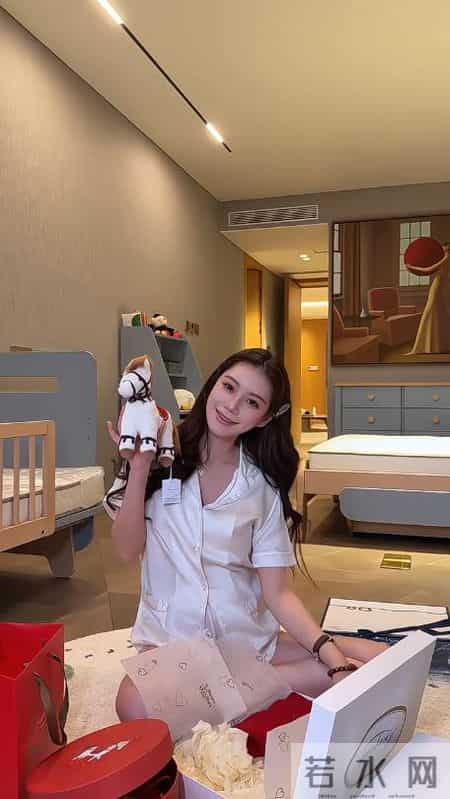 马筱梅挺大肚拍孕期写真！拆宝宝衣服好可爱，饿到吃零嘴老公不在