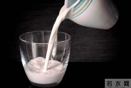 晚上喝牛奶等于“服毒”？什么时间喝牛奶最好？4个误区别再犯