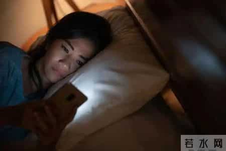 研究发现：每次睡前玩手机的人，不出几个月，睡眠或有5变化