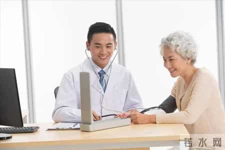 医生提醒：脑卒中不一定先嘴歪，而是频繁出现这5种表现，需警惕