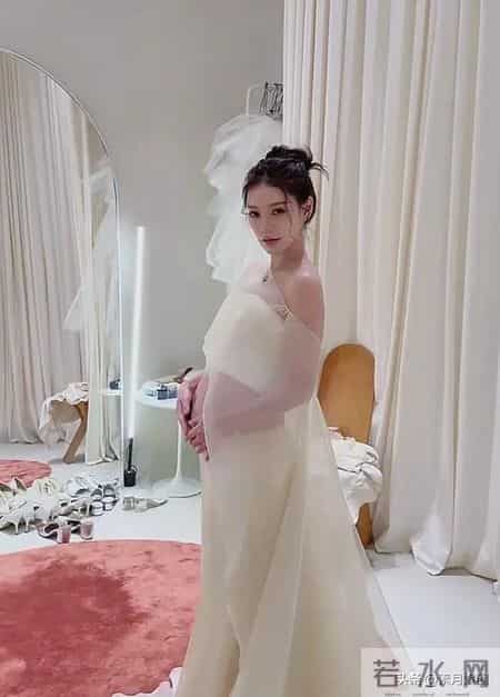 汪小菲老婆孕晚期拍孕妇照，大肚光滑没长纹，一顿五菜三汤被娇养