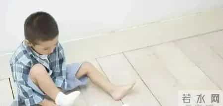 妈妈给女儿梳头发现“小米粒”，急忙带娃去检查，医生：来得及时