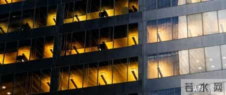 从年薪百万到焦虑谋生：35 岁产品经理的警钟，大厂外的生存逻辑