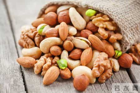 骨质疏松者的坚果食用警报！医生：这5类坚果慎食，影响骨骼健康