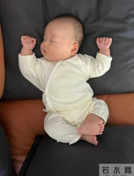 头胎爸妈必看：宝宝第一年带娃禁忌，每月都有重点。