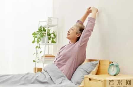 早睡早起是不对的？医生劝告：过了70岁，睡觉最好遵循这几点