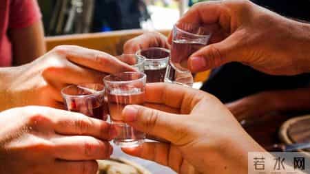 不管你信不信，男性过了55岁后，还在喝白酒，或会有这6个现状