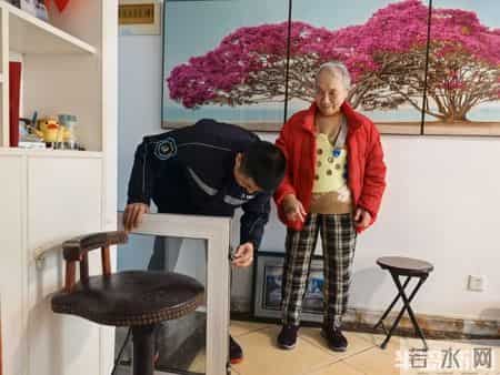 青岛故事｜公交车上一次偶遇，他成了80多岁独居老人的“半个儿”