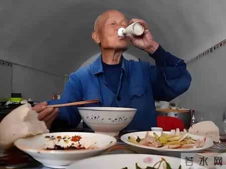 不管你信不信，男性过了55岁后，还在喝白酒，或会有这6个现状