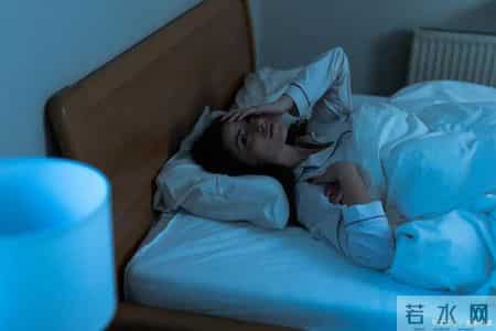 研究发现：每次睡前玩手机的人，不出几个月，睡眠或有5变化