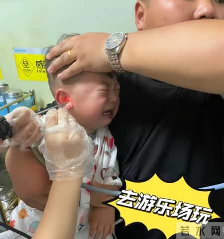 河南妈妈神操作！挖耳朵进沙求医无果，热熔胶牙签上阵成功取出