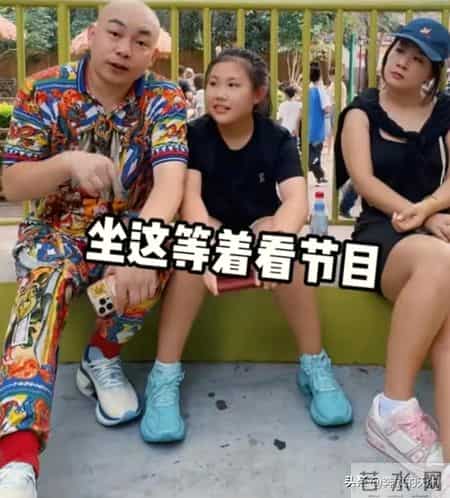 赵本山爱徒程野带妻女游北京野生动物园 妻子颜值吸睛 女儿像爸了