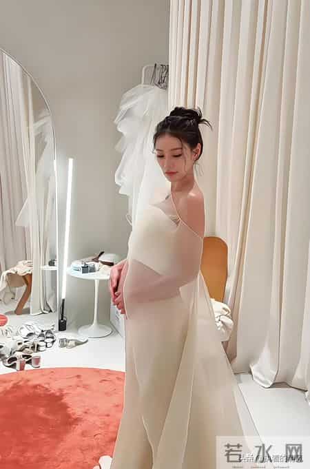 马筱梅挺大肚拍孕期写真优雅亮相