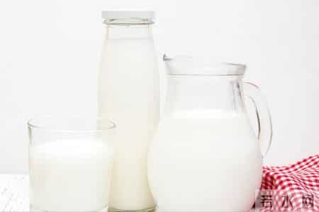 晚上喝牛奶等于“服毒”？什么时间喝牛奶最好？4个误区别再犯