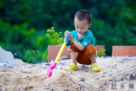 河南妈妈神操作！挖耳朵进沙求医无果，热熔胶牙签上阵成功取出