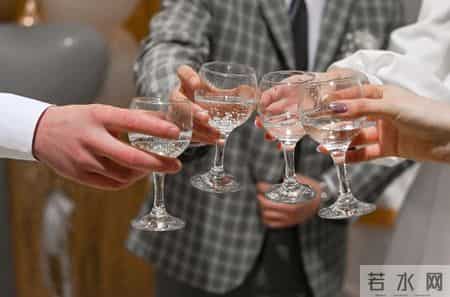 高血压一口酒都不能喝？医生怒斥：高血压还喝这4样，不要命了