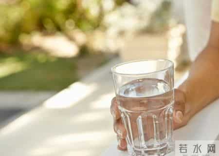 人有没有肾病，看喝水就知？医生：有肾病的人，喝水多会有5异常