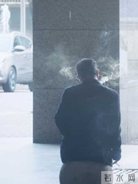 50岁男子肺癌晚期，回家天天抽烟，谁劝都没用：生死看淡