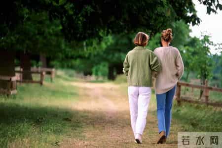 多散步对血管好？医生提醒：50岁后，坚持做这2件事或比运动好